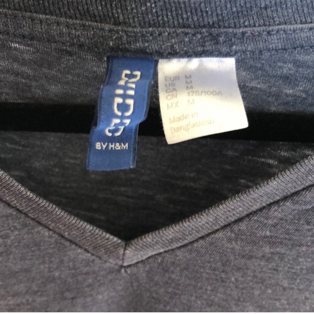 H&M basic navy t-shirt! - Picture 3 of 4